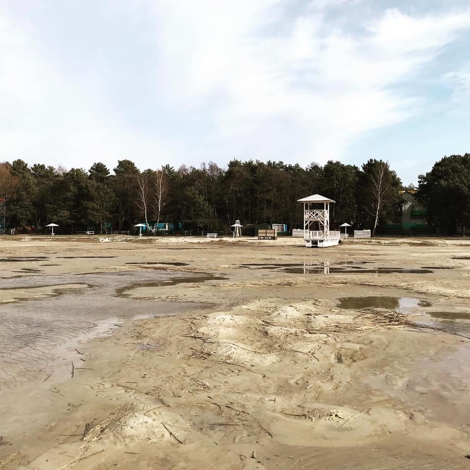 Вода відступила на 50 метрів! В Україні "висохло" найбільше і найглибше озеро